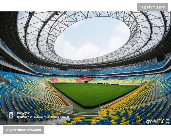 五粮液文化体育中心专业足球场的最后检查:揭幕战场地准备就绪